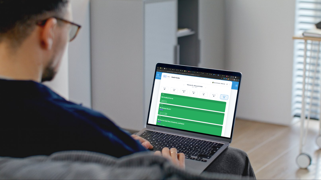 acton-mba-plataforma-online-estudiante-trabajando